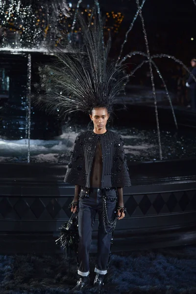 Look 10